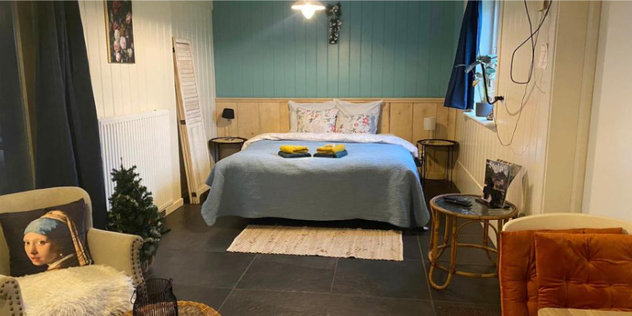 Opgemaakt bed bij bed en breakfast 't paardenhuysje